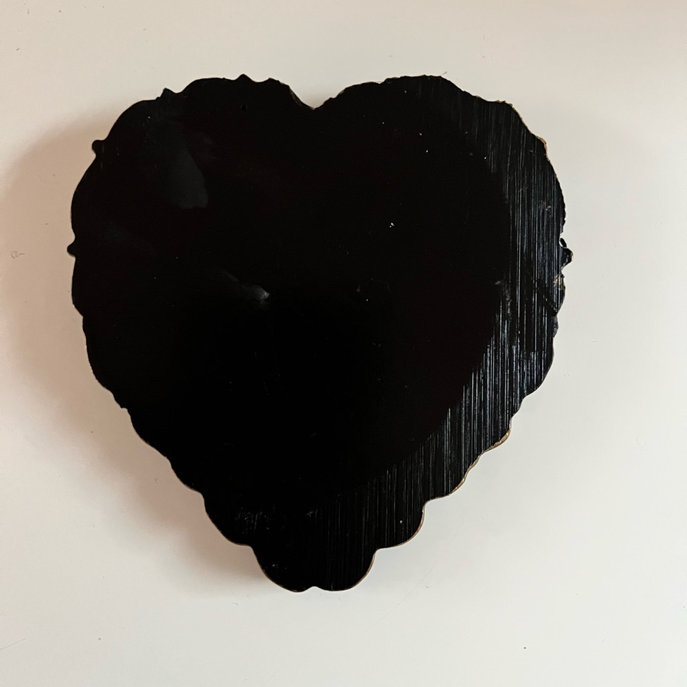 Heart-Shaped Skull Wall Decor - Picture 3 of 5